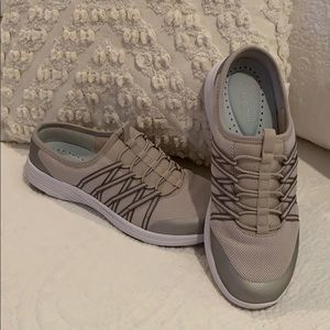 $5 Easy Spirit Gray/Silver Slip-On Shoes Size 8.5W